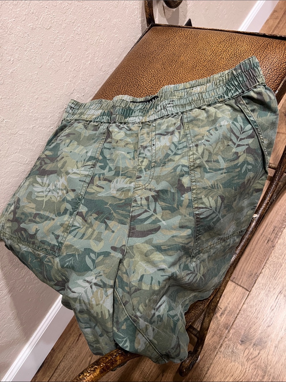 Like New Sanctuary Lady’s Green Leaf Camouflage Elastic-Waist Joggers Shorts!
